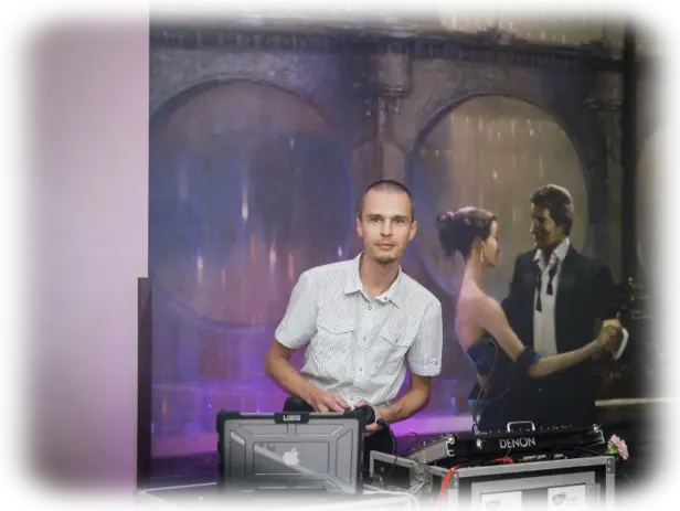 DJ na wesele Kielce DJ Sylvano podczas występu na weselu